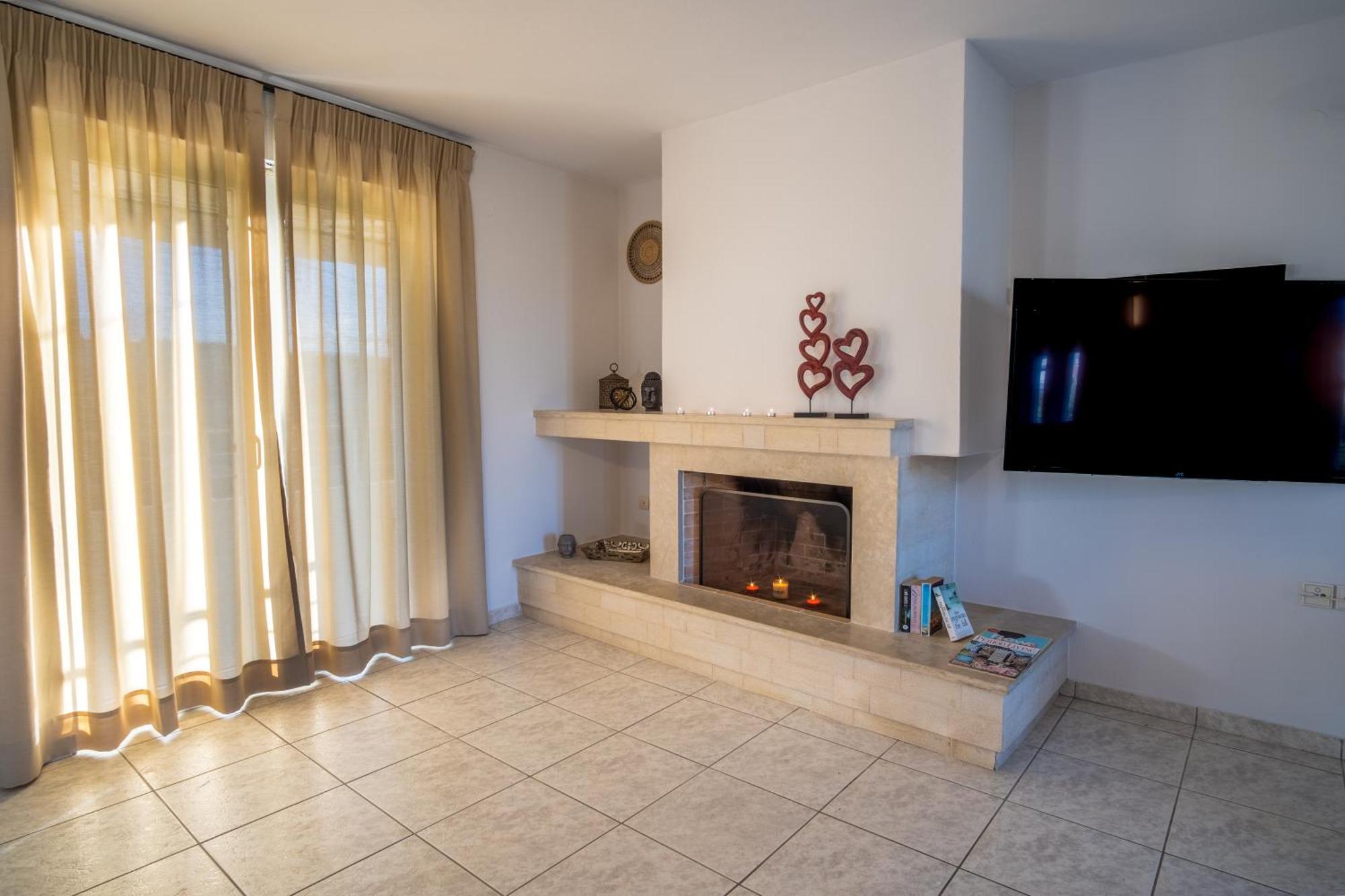 Cool With Private Pool, Mountain & Sea View